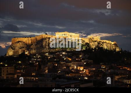 Vista aerea del drone del Partenone al tramonto, Acropoli, paesaggio urbano del centro storico di Atene, Grecia Foto Stock