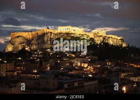 Vista aerea del drone del Partenone al tramonto, Acropoli, paesaggio urbano del centro storico di Atene, Grecia Foto Stock