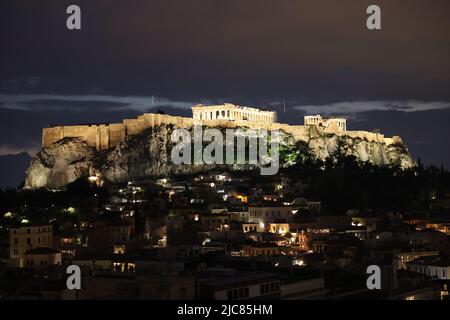 Vista aerea del drone del Partenone al tramonto, Acropoli, paesaggio urbano del centro storico di Atene, Grecia Foto Stock