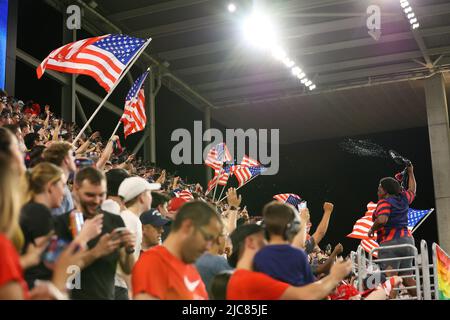 Austin, Texas, Stati Uniti. 10th giugno 2022. I tifosi degli Stati Uniti festeggiano un gol durante una partita della CONCACAF Nations League il 10 giugno 2022 ad Austin, Texas. (Credit Image: © Scott Coleman/ZUMA Press Wire) Credit: ZUMA Press, Inc./Alamy Live News Foto Stock