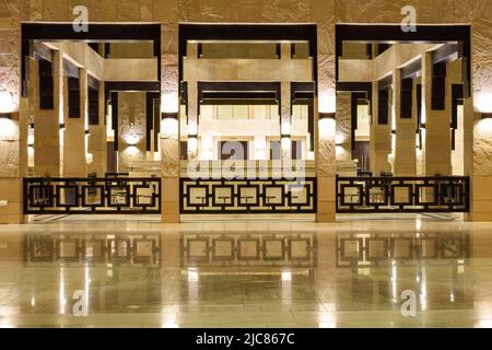 Vista notturna della Grande Moschea di Sheikha Salama nella città di al Ain. Foto Stock