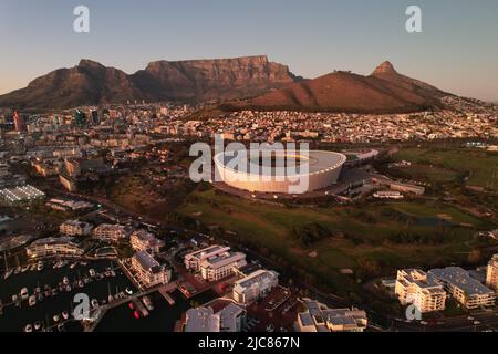 Cape Town Stadium, Table Mountain e Lions Head, vista aerea del tramonto con droni, Sud Africa Foto Stock