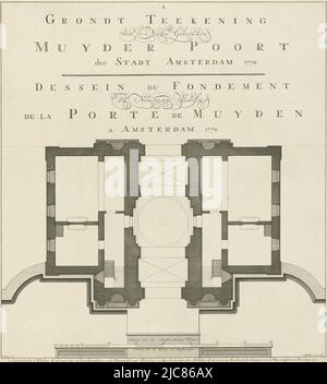 The Tweede Muiderpoort sulla mappa di Amsterdam. Sopra il titolo in olandese e francese. Sotto una barra di scala: Schaal van 80 Amsterdamse Voeten, Echelle de 80 Pieds d'Amsterdam. Numerato sopra al centro: I. parte di una serie di sei stampe del Tweede Muiderpoort, fatte per i disegni di disegno del architetto di città Cornelis Rauws. Questa porta della città fu costruita nel 1770 dopo la prima affondamento di Muiderpoort nel 1769, Plattegronde van de Tweede Muiderpoort te Amsterdam Grondt teekening van de nieuw gebouwd Muyder Poort der stadt Amsterdam 1770, Dessein du fondement du nouveau nouedifice de la Porte de Muyden a Amsterdam Foto Stock