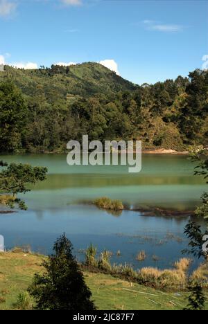 Lago Telaga Warna, un lago solforico sull'altopiano di Dieng, che si trova amministrativamente in Dieng Wetan, Kejajar, Wonosobo, Giava Centrale, Indonesia. Foto Stock