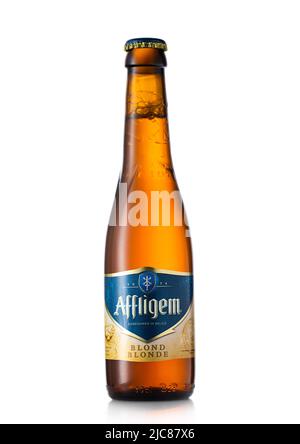 LONDRA,UK - 21 MAGGIO 2022: Bottiglia di birra di grano biondo Affligem belgium su bianco. Foto Stock