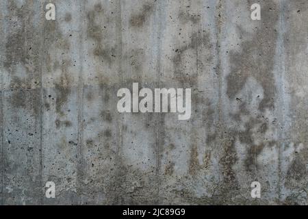 Texture di vecchia superficie di cemento armato. Superficie piana in cemento armato con tracce di casseforme in legno, ricoperta da macchie scure, fondo. Foto Stock