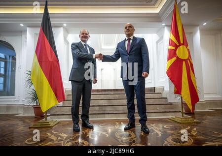 Skopje, Macedonia settentrionale. 11th giugno 2022. Il cancelliere tedesco OLAF Scholz (l, SPD) è accolto nel nord della Macedonia dal primo ministro Dimitar Kovacevski. Il secondo giorno del suo viaggio nei Balcani, Scholz visita la Macedonia settentrionale e la Bulgaria. Credit: Michael Kappeler/dpa/Alamy Live News Foto Stock