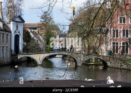 Dettaglio architettonico della città di Bruges, la capitale e la città più grande della provincia delle Fiandre Occidentali nel nord-ovest del Belgio Foto Stock