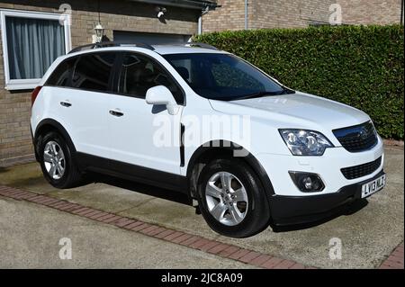 Horley, Surrey, Regno Unito: Giugno 11 2006: Un General Motors Vauxhall Antara SUV 4x4 parcheggiato in un azionamento nel Regno Unito. Foto Stock