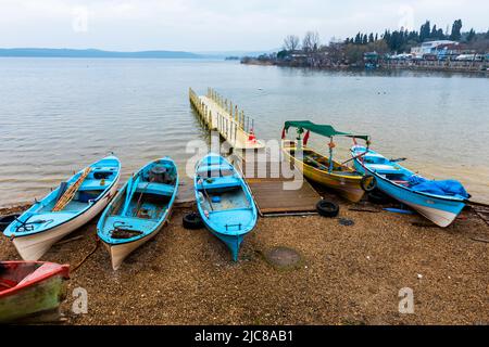 GOLYAZI, BURSA, TURCHIA. Golyazi è una città fondata su una penisola sul lago di Uluabat. Foto Stock