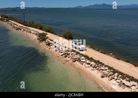 Vista aerea di un veicolo fuoristrada in una spedizione attraverso una laguna (Parco Nazionale delle paludi di Amvrakikos) Foto Stock