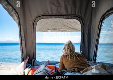 Vista sul mare dall'interno della tenda sul tetto Foto Stock