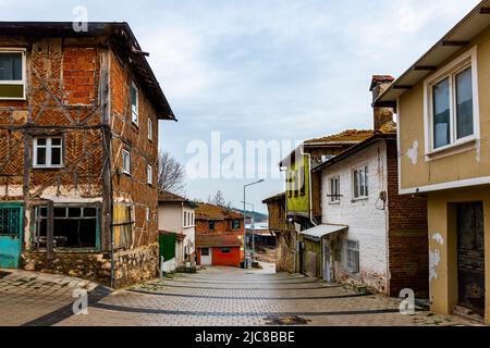 GOLYAZI, BURSA, TURCHIA. Golyazi è una città fondata su una penisola sul lago di Uluabat. Foto Stock