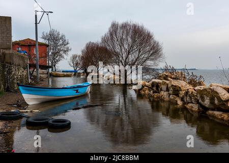 GOLYAZI, BURSA, TURCHIA. Golyazi è una città fondata su una penisola sul lago di Uluabat. Foto Stock