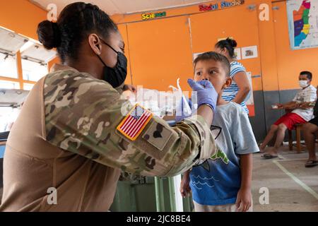 Passeggiata arancione, Belize. 19th maggio 2022. SPC dell'esercito degli Stati Uniti. Angelica Cena, Joint Task Force-Bravo militare polizia, fornisce medicina a un giovane paziente 17 maggio 2022, a Orange Walk, Belize, durante un intervento medico congiunto. Il Global Health Engagement, che fa parte del Southern Command Exercise Tradewinds 2022 degli Stati Uniti, comprendeva la Joint Task Force-Bravo Medical Element, Air Forces Southern, il Ministero della Salute del Belize, il Ministero dell'Istruzione del Belize, E le forze di difesa del Belize mostrano l’importanza delle partnership tra paesi e rami militari. L'équipe medica ha trattato di più Foto Stock