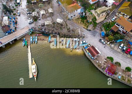 GOLYAZI, BURSA, TURCHIA. Golyazi è una città fondata su una penisola sul lago di Uluabat. Foto Stock