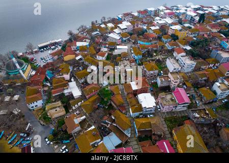 GOLYAZI, BURSA, TURCHIA. Golyazi è una città fondata su una penisola sul lago di Uluabat. Foto Stock