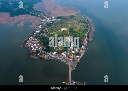 GOLYAZI, BURSA, TURCHIA. Golyazi è una città fondata su una penisola sul lago di Uluabat. Foto Stock
