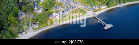 Vista aerea del villaggio di Luss durante l'estate sul Loch Lomond Foto Stock