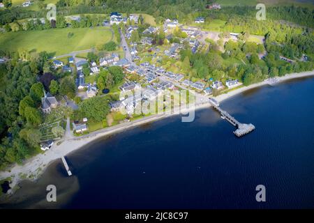 Vista aerea del villaggio di Luss durante l'estate sul Loch Lomond Foto Stock