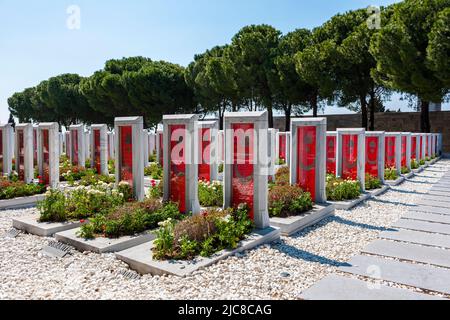 CANAKKALE, TURCHIA - 26 MARZO 2022: Cimitero militare Canakkale Martyrs Memorial a Canakkale. Foto Stock