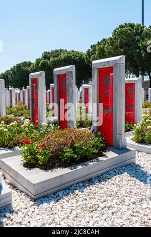 CANAKKALE, TURCHIA - 26 MARZO 2022: Cimitero militare Canakkale Martyrs Memorial a Canakkale. Foto Stock