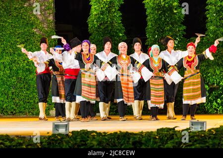 Ballerini serbi vestiti in costumi tradizionali al Festival Internazionale del Folklore 24th, Varna Bulgaria 2015 Foto Stock