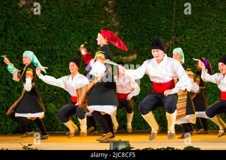Ballerini serbi vestiti in costumi tradizionali al Festival Internazionale del Folklore 24th, Varna Bulgaria 2015 Foto Stock