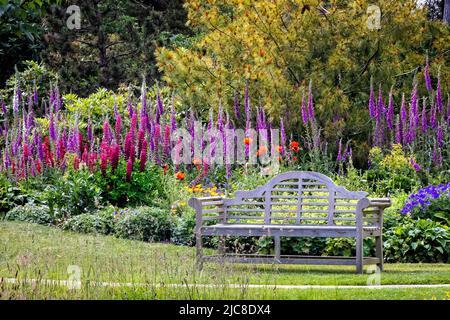 Posto a sedere nel giardino di Lutyens in un giardino di campagna edoardiano che si affaccia sul Wheald nel Kent UK Foto Stock