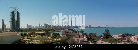 Una vista panoramica dello skyline di Kuwait City Foto Stock
