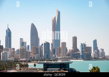 Una vista panoramica dello skyline di Kuwait City Foto Stock