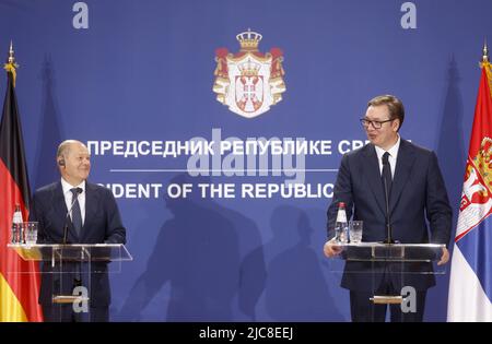 Belgrado, Serbia. 10th giugno 2022. Il presidente serbo Aleksandar Vuric (R) e il cancelliere tedesco OLAF Scholz partecipano a una conferenza stampa a Belgrado (Serbia), il 10 giugno 2022. Vucic e Scholz venerdì hanno discordato sulla necessità di imporre sanzioni alla Russia dopo la discussione sulla crisi Ucraina. Credit: Predrag Milosavljevic/Xinhua/Alamy Live News Foto Stock