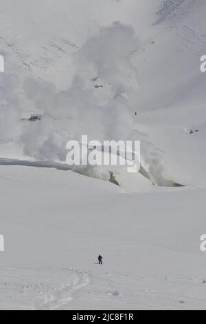 Vapore che si innalza dalle bocche vulcaniche in un paesaggio invernale Foto Stock