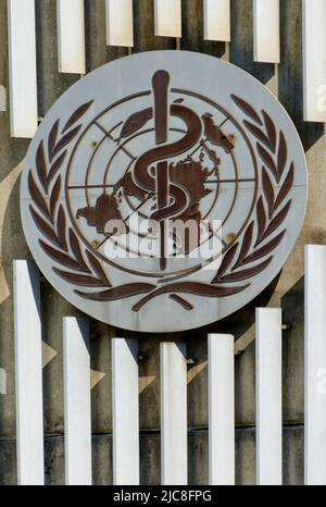 Ginevra Svizzera - 30 maggio 2022 : firma e logo dell'Organizzazione Mondiale della Sanità (OMS/OMS) sulla sede centrale Foto Stock