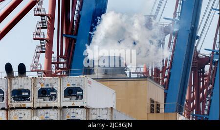 10 giugno 2022, Amburgo: I gas di scarico fuoriescono dal sacco di una nave container mentre è ormeggiata e caricata nel porto di Amburgo. Foto: Markus Scholz/dpa/Picture Alliance/dpa | Markus Scholz Foto Stock