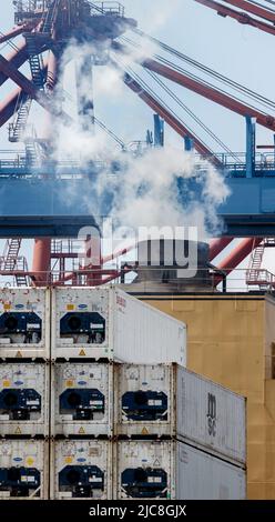 10 giugno 2022, Amburgo: I gas di scarico fuoriescono dal sacco di una nave container mentre è ormeggiata e caricata nel porto di Amburgo. Foto: Markus Scholz/dpa/Picture Alliance/dpa | Markus Scholz Foto Stock