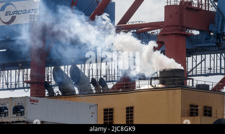 10 giugno 2022, Amburgo: I gas di scarico fuoriescono dal sacco di una nave container mentre è ormeggiata e caricata nel porto di Amburgo. Foto: Markus Scholz/dpa/Picture Alliance/dpa | Markus Scholz Foto Stock