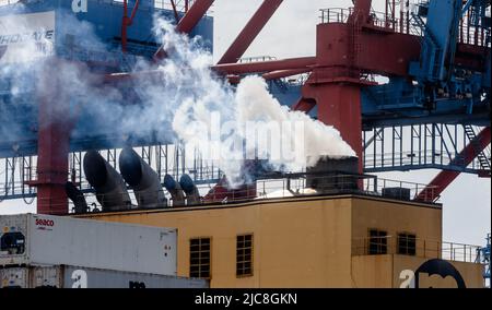 10 giugno 2022, Amburgo: I gas di scarico fuoriescono dal sacco di una nave container mentre è ormeggiata e caricata nel porto di Amburgo. Foto: Markus Scholz/dpa/Picture Alliance/dpa | Markus Scholz Foto Stock