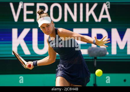 'S-HERTOGENBOSCH, PAESI BASSI - GIUGNO 11: Veronika Kudermetova di Russia durante la partita delle semifinali Womens Singles tra Ekaterina Alexandrova di Russia e Veronika Kudermetova di Russia all'Autotron il 11 Giugno 2022 in 's-Hertogenbosch, Paesi Bassi (Foto di Joris Verwijst/Agenzia BSR) Foto Stock