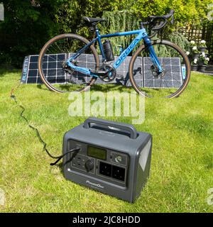 Centrale elettrica a batteria a energia solare che converte l'energia del sole in energia elettrica per una bicicletta elettrica Orbea Gain. Foto Stock