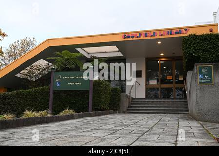 Ingresso alla Caulfield Library, parte del servizio di biblioteca Glen Eira, con nuova segnaletica gialla sopra la porta Foto Stock