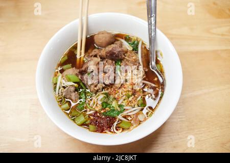 Spaghetti istantanei con manzo brasato in un recipiente Foto Stock