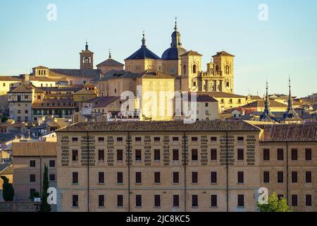 Vecchi edifici della città UNESCO di Toledo in Spagna. Foto Stock