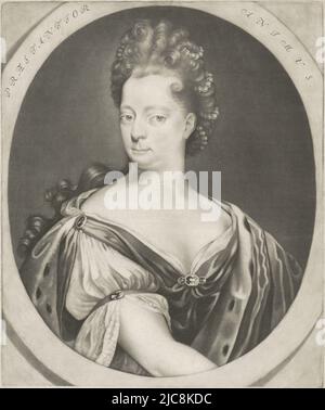 Ritratto di Henriette Amalia van Anhalt-Dessau in un ovale con caratteri di bordo. Nel margine inferiore il suo nome, i suoi titoli e due colonne ciascuna con due righe di testo latino. Ritratto di Henriette Amalia van Anhalt-Dessau, tipografo: Petrus Aeneae, (menzionato sull'oggetto), S. Munkerus, (menzionato sull'oggetto), sconosciuto, (Citato in oggetto), Paesi Bassi del Nord, 1683 - 1699, carta, h 335 mm x l 249 mm Foto Stock