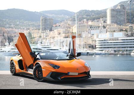 Lamborghini Aventador SV seduta nel porto di Monaco Foto Stock