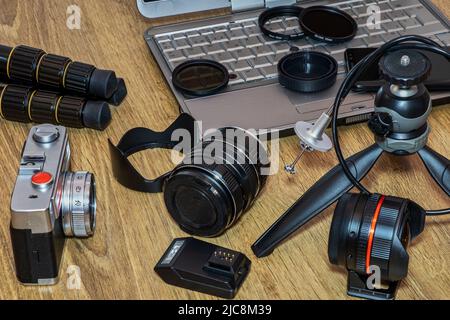 Composizione, fotocamera con vari oggetti fotografici. Foto Stock