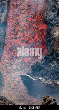 L'Etna scorre in dettaglio sul vulcano della Sicilia, con fumo e vapori Foto Stock