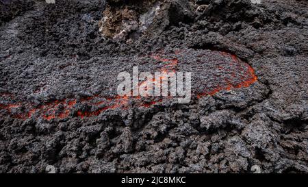 Dettaglio della colata di lava incandescente sul vulcano Etna in Sicilia - attrazione turistica Foto Stock