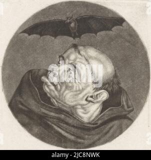 Un pipistrello vola sulla testa di un monaco. La stampa fa parte di una serie di caricature del clero francese sotto Luigi XIV Monaco e una pipistra l'ignoranza caricature sul clero francese sotto Luigi XIV, (B) Riversement de la morale Chr, tipografia: Jacob Gole, Cornelis Dusart, 1670 - 1724 e/o 1693 - 1700, carta, incisione, h 115 mm x 90 mm Foto Stock