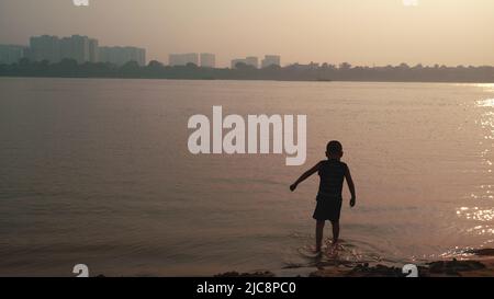 Bambini che giocano a Riverbank Sunset Vietnam Foto Stock